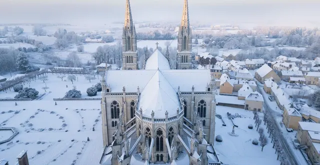 photo  le sanctuaire notre-dame de montligeon, sublimé par la neige immaculée.  &copy;  sanctuaire notre-dame de montligeon 