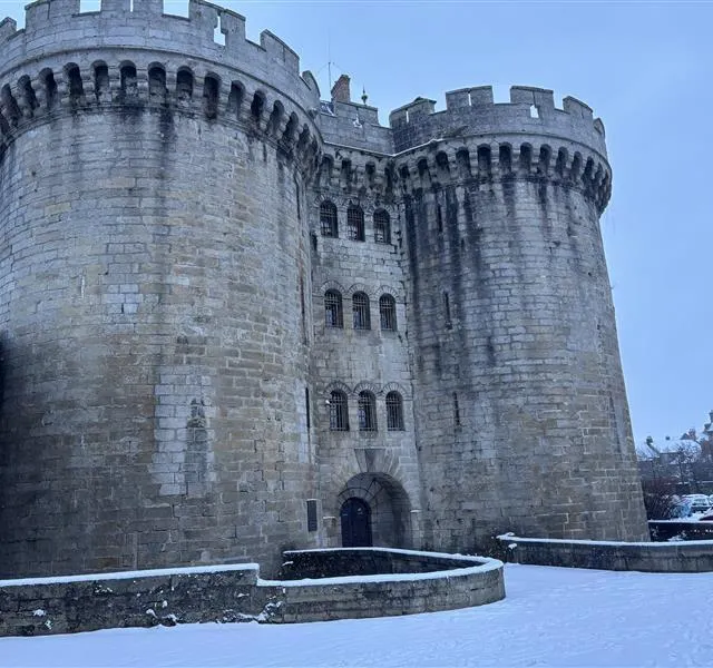 photo le château des ducs d’alençon avec un sol blanc immaculé.  ©  ouest-france