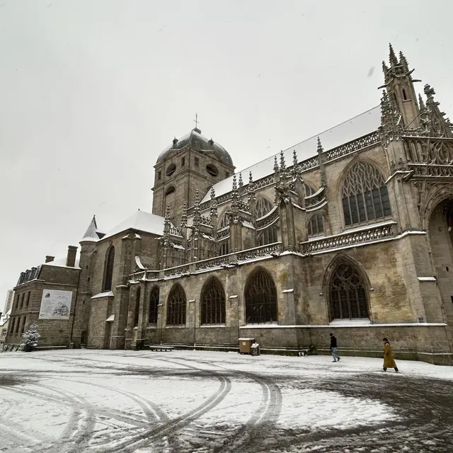 photo la basilique notre-dame d’alençon s’était parée de blanc ce matin du 7 janvier 2025.  ©  ouest-france