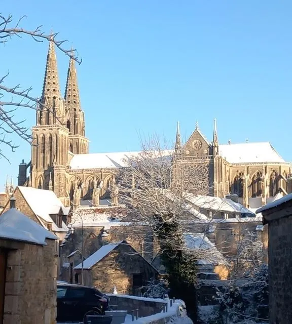 photo la cathédrale de sées, saupoudrée de neige.  ©  ouest-france