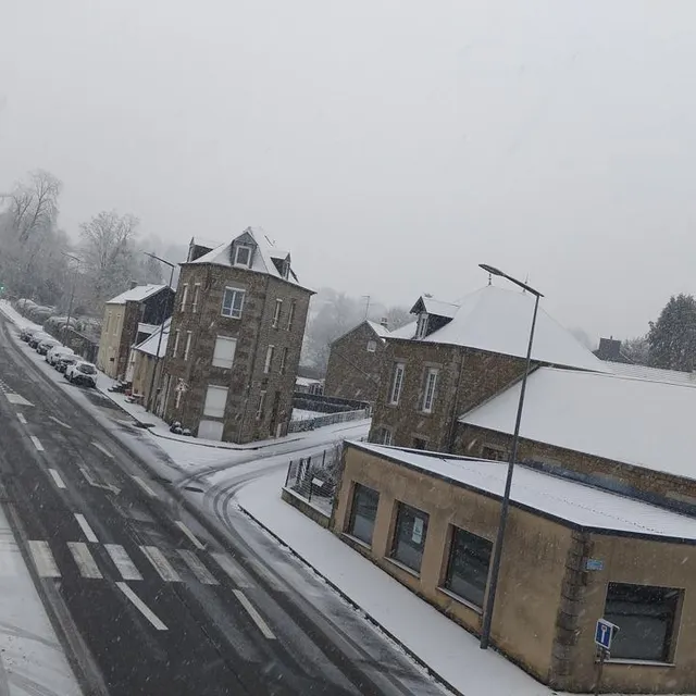 photo la rue henri-veniard à saint-georges-des-groseillers a pris ses tons hivernaux.  ©  ouest-france