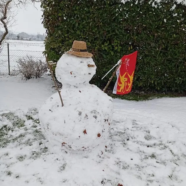 photo pour les dix ans de la réunification de la région, un bonhomme de neige normand à coulmer.  ©  ouest-france