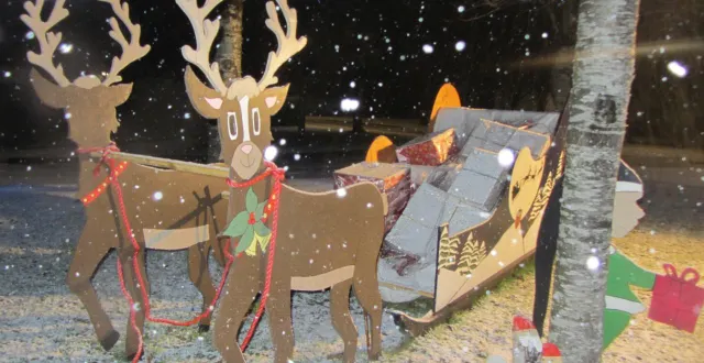 photo  comme dans tout le maine-et-loire, la neige est tombée à saint-léger-des-bois, dès lundi soir. les décorations de noël toujours présentes avec les flocons ont donné au paysage une atmosphère à la fois douce et irréelle. de quoi donner du baume au cœur aux rennes de laponie !  &copy;  ouest-france 
