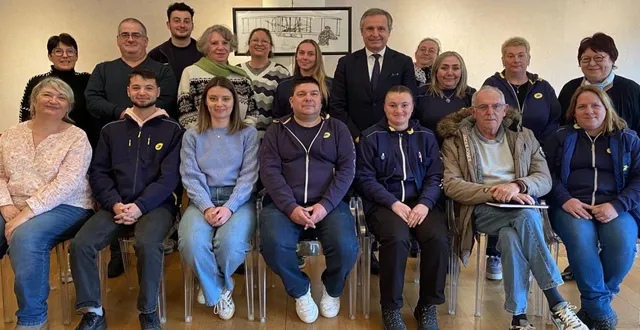 photo  les agents chargés du recensement, dont huit postiers pour la première fois, avec christophe rouillon et arlette bouvier.  &copy;  ville coulaines 