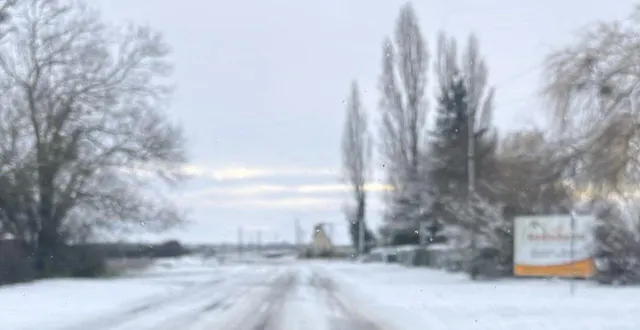 photo  une chaussée transformée en véritable patinoire sur l’axe tiercé – étriché, provoquant un arrêt total de la circulation.  &copy;  co 