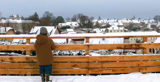 photo  rue de la gare, le belvédère en cours de réalisation permet déjà d’admirer le panorama de la ville sous la neige.  &copy;  le maine libre 