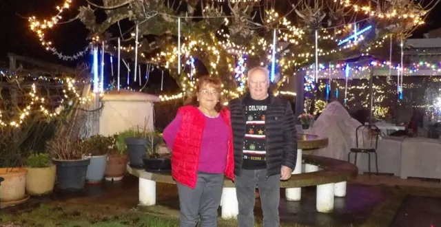 photo  amelia et julio esteves sous le tilleul près de leur maison.  &copy;  le maine libre 