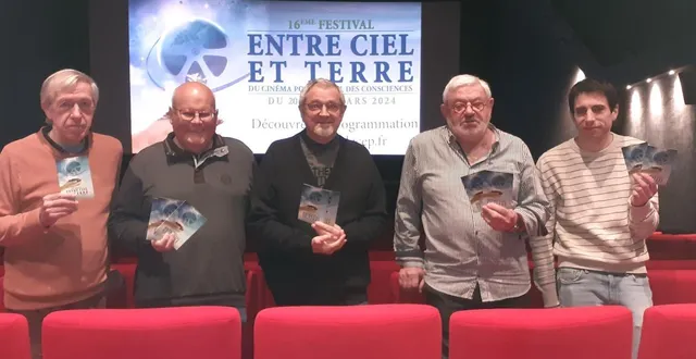photo  de gauche à droite, loïc guénolé, loïc pineau, jean-yves chevis, hervé dabin, quatre des quatre-vingts bénévoles du cep en compagnie de jim martin.  &copy;  ouest-france 