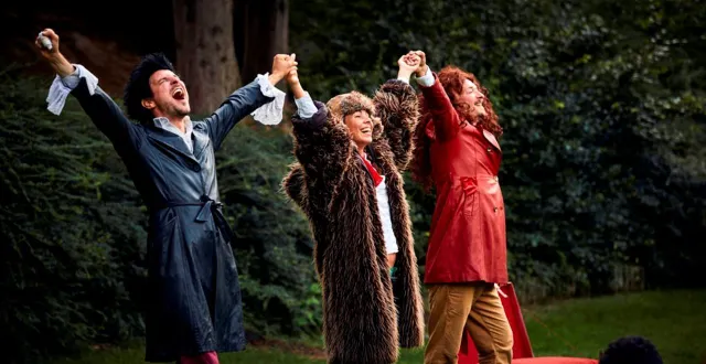photo  sophie anselme, simon fraud, maxime coudour et fanny imber sont les interprètes de ce spectacle interactif et visuel mêlant la langue de molière et la langue contemporaine avec un zeste de grivoiserie.  &copy;  joseph banderet 