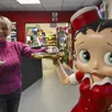 photo souligné-flacé, lundi 22 décembre 2025. stéphanie baudorre, fan de betty boop, tient le saint-rigomer, le bar-tabac-presse épicerie du village. ?