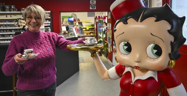 photo  souligné-flacé, lundi 22 décembre 2025. stéphanie baudorre, fan de betty boop, tient le saint-rigomer, le bar-tabac-presse épicerie du village. ?  &copy;  le maine libre – denis lambert 