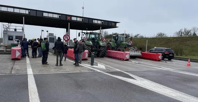photo  les agriculteurs ont organisé une opération péage gratuit à rônai (orne)  &copy;  ouest-france 