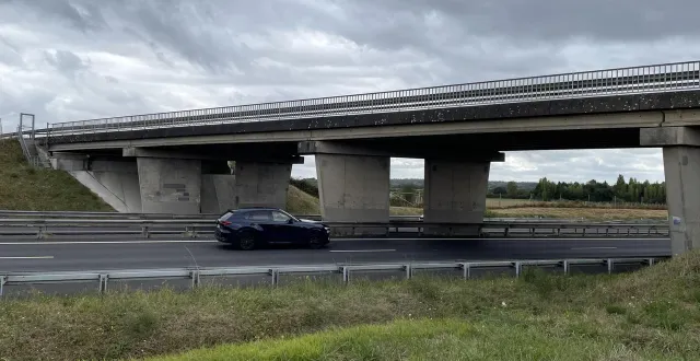 photo  au moins une vingtaine de voitures ont été touchées par des tirs, lundi, sur l’a11 près d’ancenis (loire-atlantique). deux adolescents étaient embusqués sur le bord de l’autoroute.  &copy;  ouest-france 