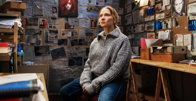 photo  odile vuillemin porte la série « il était deux fois », adaptée du roman de franck thilliez.  &copy;  raoul gilibert / marathon studio - terence films / france télévisions 