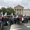 photo  un rassemblement devant le tribunal d’angers, ce jeudi 8 janvier 2026, pour soutenir trois agriculteurs. 