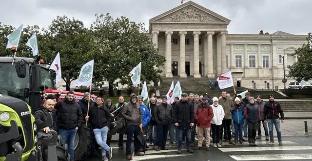 photo  un rassemblement devant le tribunal d’angers, ce jeudi 8 janvier 2026, pour soutenir trois agriculteurs.  &copy;  ouest-france 
