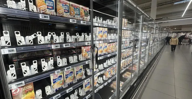 photo  quelques produits manquaient encore dans les rayons d’auchan jeudi matin, mais la situation ne devrait pas durer.  &copy;  le maine libre 