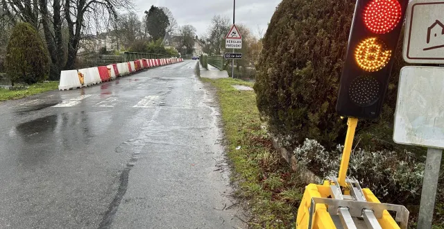 photo  une circulation alternée est déjà en place depuis plusieurs mois sur ce pont emprunté quotidiennement par plus de 2000 véhicules.  &copy;  le maine libre 