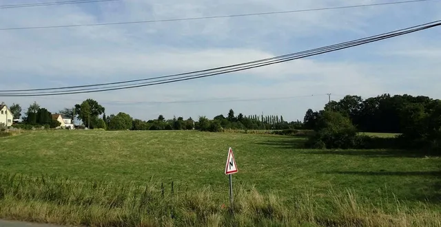 photo  l’implantation des constructions du projet de lotissement de netixy à coulaines (sarthe) se situera à plus de quinze mètres de la ligne à haute tension.  &copy;  archives ouest-france 