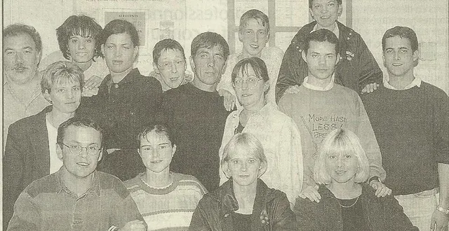 photo  sur cette photo datant de l’année 2000, on aperçoit, au premier rang de droite à gauche les deux valérie, ainsi que grégory (2e en partant de la droite) et malika (2e en partant de la gauche) au 2e rang.  &copy;  co 