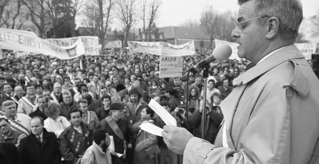 photo  le 20 janvier 1990, à angers, roland bruneau, alors maire du bourg-d’iré, s’était exprimé devant 15 000 opposants au projet d’enfouissement des déchets nucléaires. trois semaines plus tard, ils obtinrent gain de cause.  &copy;  archives guy daniel / ouest france 