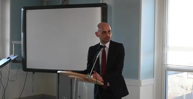 photo  damien dumont, le directeur général adjoint du chu de caen, a évoqué les sujets importants de l’hôpital falaisien lors des vœux aux agents mardi 6 janvier 2026.  &copy;  ouest-france 