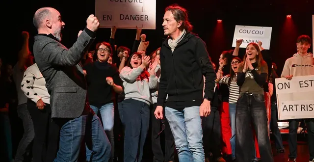 photo  angers, le 8 janvier 2025. la comédie musicale du lycée du sacré-cœur fédère jusqu’au directeur grégory léonard (à gauche).  &copy;  co - laurent combet 