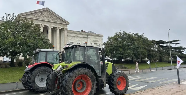 photo  en soutien à leurs collègues poursuivis pour entrave à la justice, près de 80 agriculteurs se sont réunis devant le palais de justice d’angers, jeudi 8 janvier 2026.  &copy;  co 