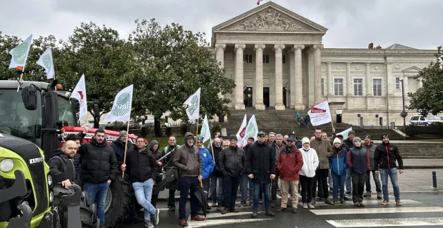 photo  un rassemblement de soutien était organisé par la fdsea, les ja49 et les entrepreneurs des territoires à 13 h 30 devant le palais de justice d’angers.  &copy;  ouest-france 