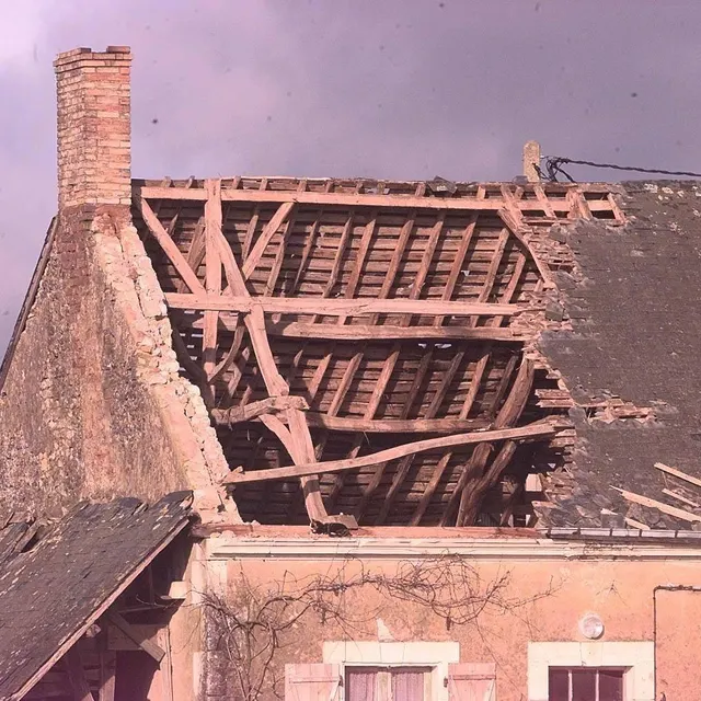 photo en sarthe, sept personnes ont été blessées et 30 000 foyers privés d’électricité après le passage de la tempête lothar.  ©  franck dubray / archives ouest-france