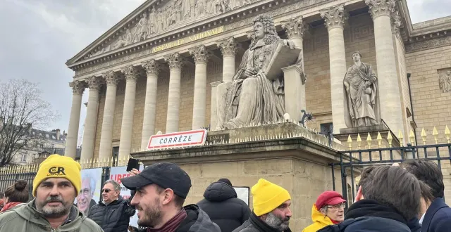 photo  plus de 200 agriculteurs du syndicat la coordination rurale ont manifesté devant l’assemblée nationale ce jeudi 8 janvier 2026.  &copy;  marie provot / ouest-france 