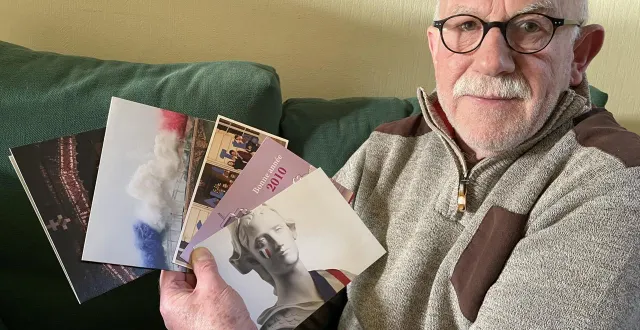 photo  alain marie avec quelques-unes des 600 à 700 cartes de vœux reçues de l’élysée, de matignon, des ministères et du palais de monaco depuis 1987.  &copy;  ouest-france 