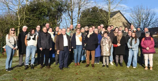 photo  samuel delanoë (au centre au premier rang, avec les lunettes) mènera la liste « ensemble pour ombrée-d’anjou ».  &copy;  liste 