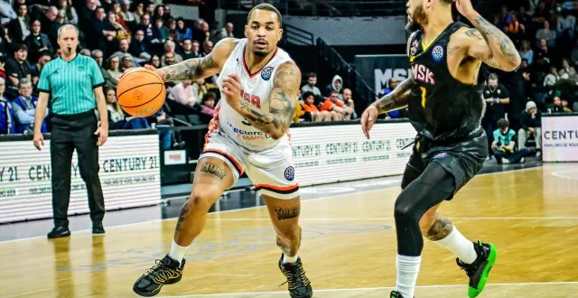 photo  travante williams a fait un match très sérieux en défense comme en attaque pour aider le msb à l’emporter.  &copy;  ¨le maine libre - yvon loué 