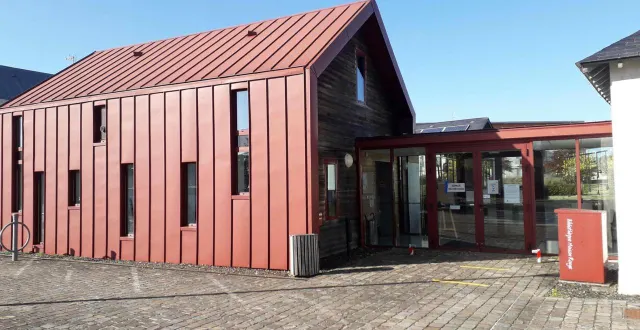 photo  à la bibliothèque maison-rouge, de petits groupes de conversation, encadrés par une animatrice anglaise, permettent d’échanger simplement sur des sujets du quotidien.  &copy;  archives  ouest-france 