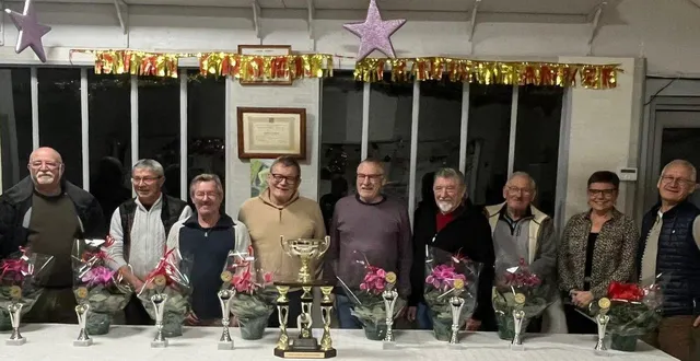 photo  récemment s’est déroulée la finale du tournoi de boule de fort du challenge beaumanoir à trélazé. avec un score de 12 à 5, l’équipe de laurent cahier et jean pierre humeau de la société la gaieté à montreuil-juigné l’a emporté face à jean rouleau et maurice bleu de la société locale la tour du moulin. sur la troisième marche on trouve les finalistes avec claude ganeau accompagné de josé daguin de la société jeanne-d’arc de seiches-sur-le-loir.  &copy;  co 