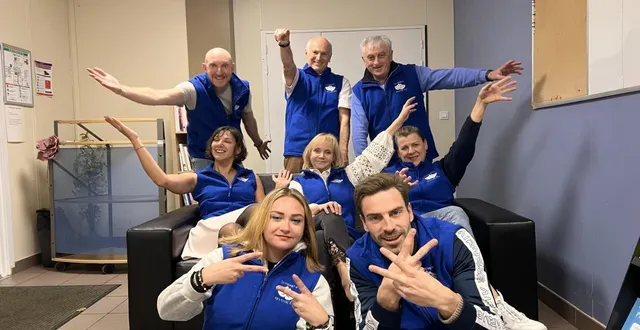 photo  les comédiens de revenscène, avec, en haut à droite, jean-yves chatelain.  &copy;  co 