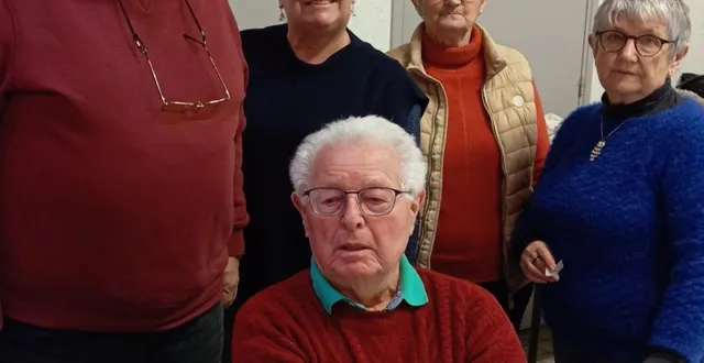 photo  le doyen du club henri bazile, 98 ans, avec les membres du bureau.  &copy;  co 