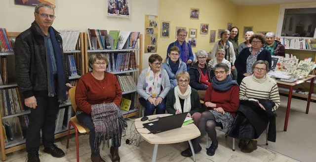 photo  à gauche, claude guérin, adjoint à la vie associative avec les bénévoles de la bibliothèque.  &copy;  co 