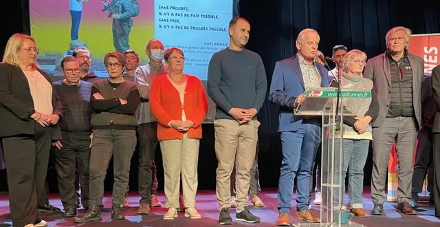 photo  le maire entouré du président de le mans métropole stéphane le foll et des élus de la ville.  &copy;  le maine libre 