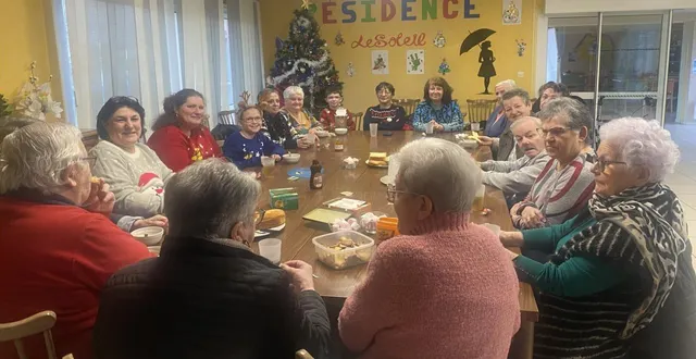 photo  les résidents ont bien volontiers accueilli les adhérents de la maison des habitants, venus leur souhaiter la bonne année.  &copy;  le maine libre. 
