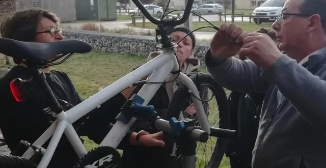 photo  apprendre à réparer ensemble est l’objectif du brico’solidaire.  &copy;  le maine libre 