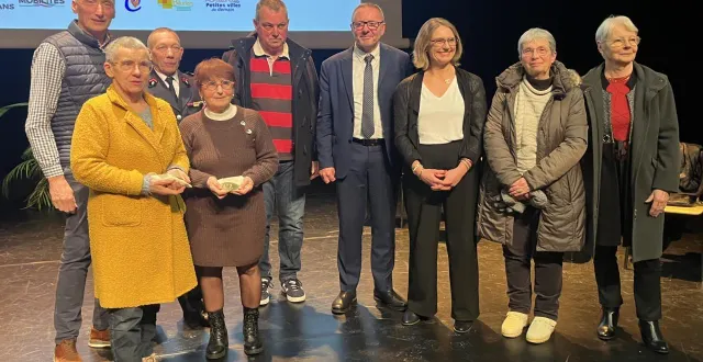 photo  annick tréhorel, la présidente de générations mouvement (deuxième à gauche au premier rang) était flattée de cette reconnaissance.  &copy;  ouest-france 