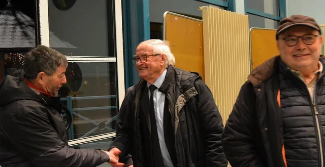 photo  le maire a accueilli les besséens, les uns après les autres, peu avant la cérémonie des vœux.  &copy;  ouest-france 