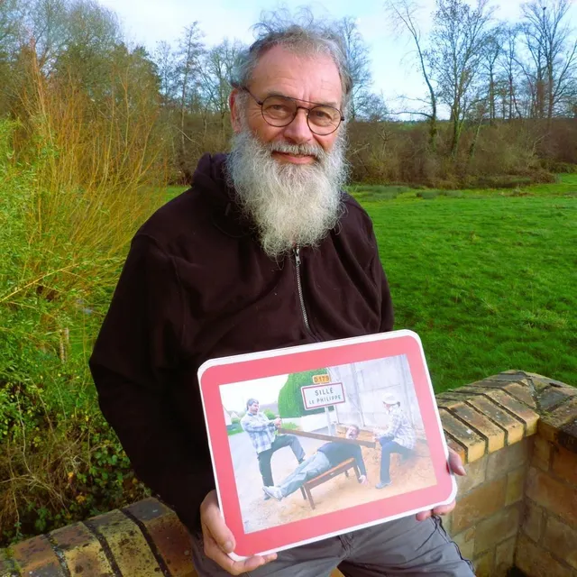 photo philippe aumand aime à mettre en scène les noms des communes, celles de son territoire, mais aussi de celles qu’il traverse en france.  ©  ouest-france