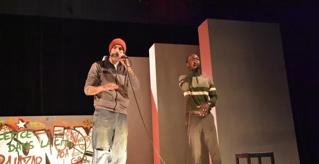 photo  fabien jouatel alias o’slim en compagnie de djibril, un des acteurs de la pièce de théâtre mise en scène par nicolas david de la houlala cie.  &copy;  alwena gouraud 