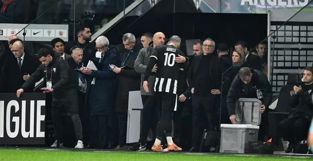photo  enlacé par alexandre dujeux, himad abdelli a peut-être disputé son dernier match avec angers-sco contre nantes, avant la trêve.  &copy;  josselin clair 