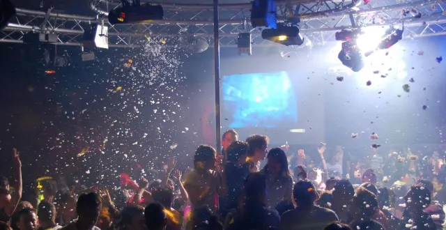 photo  l’umih 72 rappelle que les boîtes de nuit sont fortement contrôlées en france, sur le plan de la sécurité et des risques d’incendie.  &copy;  photo archives le courrier de l’ouest etienne lizambard 