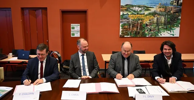 photo  lasse (noyant-villages), le 8 janvier 2026. signature de la convention qui lie la communauté de communes baugeois vallée (philippe chalopin, à gauche), le sivert de l’anjou (jean-luc davy, 2e en partant de la droite) et la cci de maine-et-loire (matthieu billiard, à droite) pour faciliter le déroulement du futur chantier. au centre, le sous-préfet de l’arrondissement de saumur, christophe carol.  &copy;  co – josselin clair 