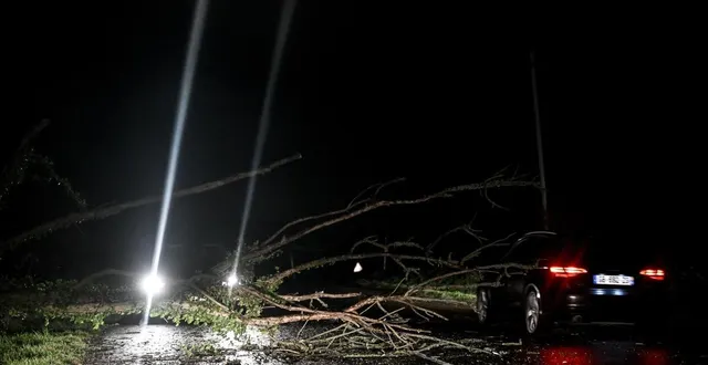 photo  de nombreux arbres ont chuté sur les routes et endommagé le réseau d’électricité en normandie, ce vendredi 9 janvier 2026, pendant le passage de la tempête goretti.  &copy;  martin roche / ouest-france 